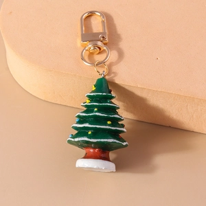 Detalle del llavero de árbol de Navidad con diseño de nieve y gancho dorado