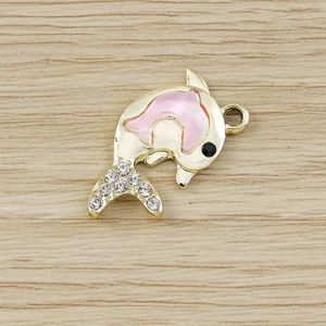 Dettaglio macro del ciondolo a delfino con smalto rosa e strass sulla coda