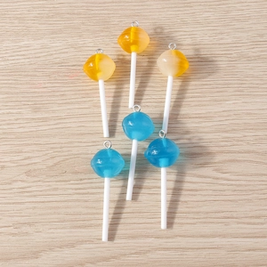 Dettaglio macro di ciondoli a lecca-lecca in resina blu e gialla per gioielli fai-da-te