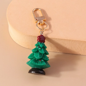 Detalle de llavero de árbol de Navidad en resina verde con cierre de langosta dorado