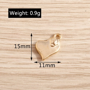 Détail d'un pendentif cœur avec relief floral, dimensions 15mm et poids de 0,9g