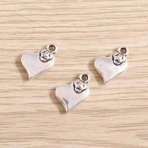 Trois pendentifs cœur en argent vintage avec fleur en relief pour création bijoux