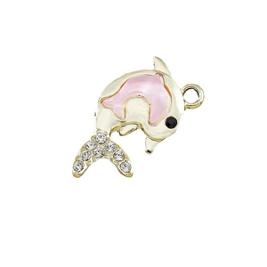 Ciondolo a forma di delfino rosa con base dorata e strass bianchi su sfondo bianco