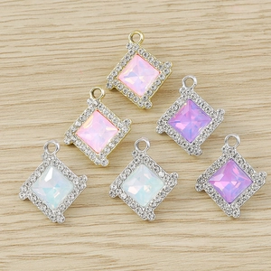 Macro di ciondoli geometrici a forma di rombo con strass per creazione di gioielli fai-da-te