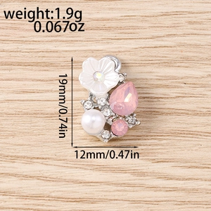 Detaillierte Makroansicht eines 19mm Blumenanhängers mit Kristallen und Perlen