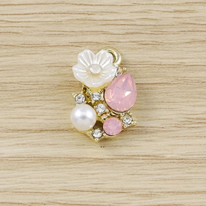 Detailansicht Blumenanhänger mit rosa Kristall, weißer Perle und funkelnden Straßsteinen