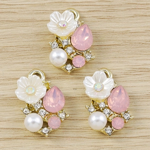 Modische Blumenanhänger mit rosa Kristallen und Perlen für DIY-Schmuckzubehör