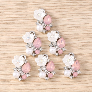 Nahaufnahme von rosa Kristall-Blumenanhängern mit Perlen für DIY-Schmuck