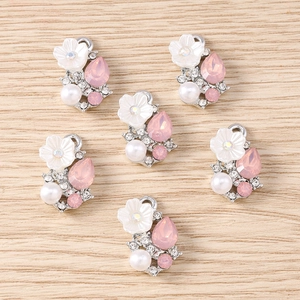 Detailansicht von 6 Blumenanhängern mit rosa Kristallen und Perlen für DIY Schmuckbau