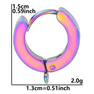 Pendiente huggie de acero titanio arcoíris con medidas de 1,5 cm por 1,3 cm