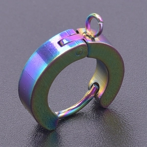 Detalle de pendiente huggie de acero titanio arcoíris con acabado degradado y aro para DIY