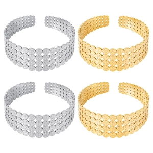 Détail de quatre bracelets ouverts en or 18k et argent avec motif maillé texturé
