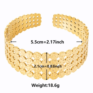 Détail d'un bracelet en acier inoxydable doré 18 carats avec texture maillée