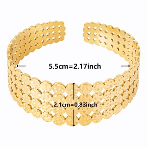 Détail d'un bracelet jonc en acier inoxydable doré 18 carats avec texture martelée