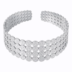 Vue détaillée d'un bracelet ouvert argenté évidé avec des motifs martelés circulaires