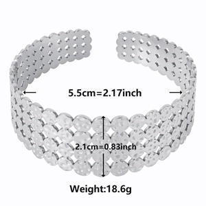 Bracelet jonc ouvert ajustable en acier titane argenté avec texture martelée
