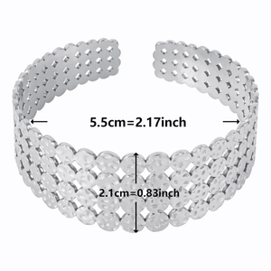 Détails des dimensions du large bracelet manchette argenté ajouré avec texture géométrique