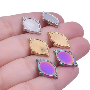 Vue macro détaillée de supports de boucles d'oreilles ovales en acier inoxydable 304 divers