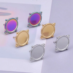 Vue détaillée de boucles d'oreilles ovales en acier inoxydable 304 avec bordure perlée