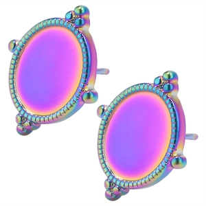 Détail de boucles d'oreilles ovales en acier inoxydable arc-en-ciel avec centre violet