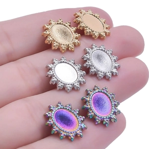 Vue détaillée des supports de boucles d'oreilles fleurs en acier doré, argent et arc-en-ciel