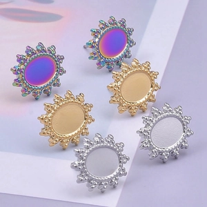 Vue détaillée de boucles d'oreilles ovales soleil en finitions or argent et irisées