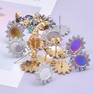 Gros plan de boucles d'oreilles ovales en acier inoxydable 304, coloris or, argent et arc-en-ciel