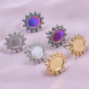 Détail de boucles d'oreilles tournesol ovales en finitions or, argent et arc-en-ciel poli