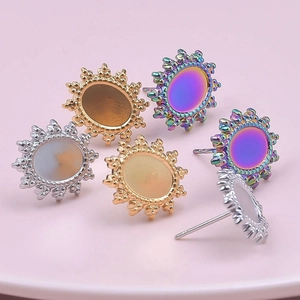 Vue macro détaillée des clous de boucles d'oreilles ovales en acier 304 en quatre couleurs