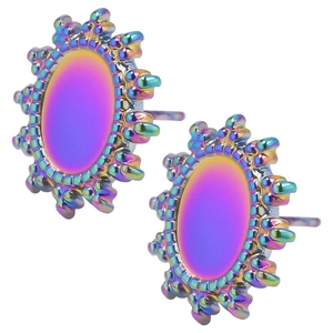 Vue détaillée de boucles d'oreilles ovales arc-en-ciel en acier avec bords ondulés