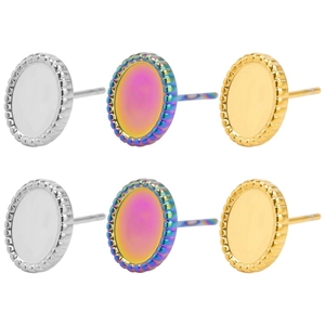 Vue détaillée de boucles d'oreilles ovales en acier inoxydable avec bordure perlée tricolore