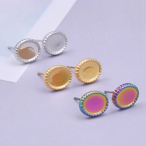Détails de trois paires de boucles d'oreilles ovales à bord perlé et inserts en résine