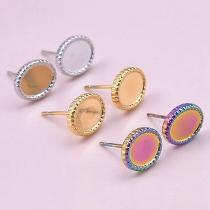 Détail de boucles d'oreilles en acier inoxydable 304 en finitions or, argent et irisées