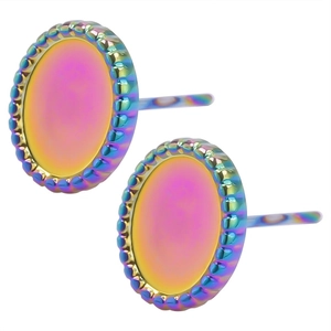 Détail de boucles d'oreilles en acier 304 avec fini arc-en-ciel et bord festonné