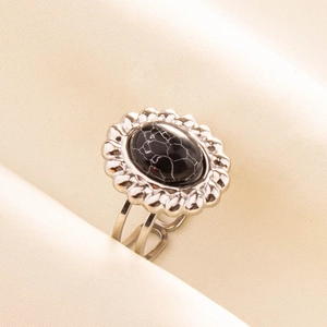 Bague rétro en acier inoxydable avec pierre noire ovale et bordure festonnée sur satin