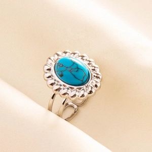 Macro de la bague vintage en acier inoxydable 304 avec turquoise ovale et motif de tournesol