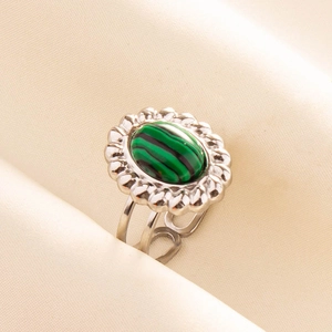 Détail d'une bague vintage en acier 304 avec motif malachite vert et cadre ondulé