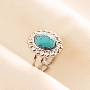 Vue détaillée d'une bague réglable en acier inoxydable avec pierre turquoise et métal