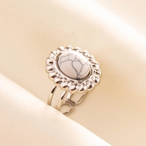 Gros plan détaillé de la bague bohème rétro en argent avec pierre turquoise blanche