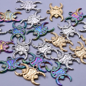 Makroansicht von 18k Gold und Vintage Silber Krabbenanhänger für DIY Schmuckherstellung