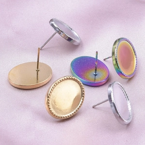 Détail macro de bases de boucles d'oreilles ovales en acier inoxydable 304, or, argent et arc-en-ciel