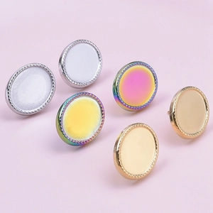 Vue macro de bases de boucles d'oreilles en acier 304 avec bords gravés et inserts colorés