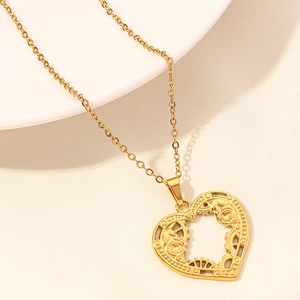 Dettaglio della collana a cuore placcata oro 18k con intricato design a ingranaggi interni
