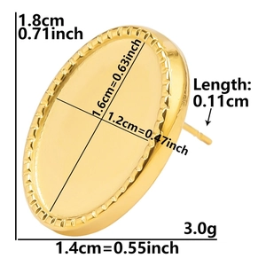 Vue détaillée de la boucle d'oreille ovale dorée mesurant 1,8 cm de haut et 1,4 cm