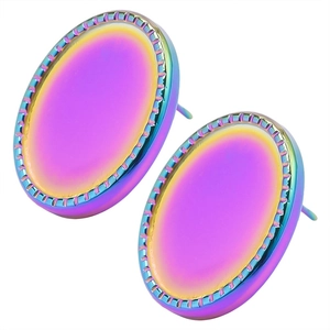 Détails macro des boucles d'oreilles ovales en acier inoxydable avec dégradé violet irisé