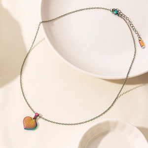 Collana con ciondolo a cuore arcobaleno in acciaio inossidabile lucido su vassoio