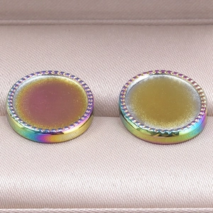 Vue macro de boucles d'oreilles rondes en acier 304 avec placage arc-en-ciel et bords dentelés