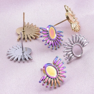 Vue macro de supports de boucles d'oreilles tournesol en acier 304 pour bijoux DIY