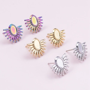 Détail macro de supports boucles d'oreilles ovales avec design soleil en or et argent