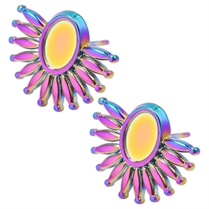 Vue macro de boucles d'oreilles irisées en acier 304 avec design sunburst punk